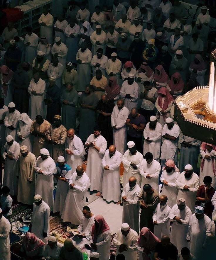 المصلون في المسجد